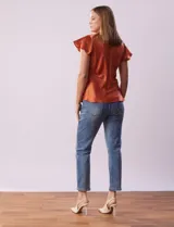 Blusa color beige de satén, marca Alex & Lili. Manga corta amplia, corte bajo el busto y espalda con abertura ojal y botón.