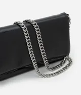 Cartera de poliuretano negra con acabado brillante, diseño de sobre con solapa moldeable y cierre superior de cremallera. Incluye asa larga doble de cadena plateada y detalles metálicos.