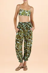 Pantalón bombacho de silueta amplia y talle alto, con cintura y puños elásticos fruncidos. Presenta un estampado orgánico en tonos marrones y celestes.