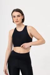 Top deportivo color marrón con espalda estilo nadador y cuello redondo.