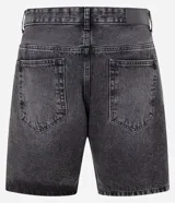 Bermuda de jeans para hombre, color gris oscuro con efecto lavado y desgastado. Modelo recto con cintura fija, trabillas, cierre tradicional y bolsillos.