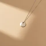 Collar de cadena fina con dije circular liso en plata 925.