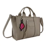 Cartera tipo tote de Las Oreiro en color beige, confeccionada en material sintético con textura granulada. Presenta doble manija superior, correa larga regulable y extraíble, y un bolsillo frontal con cierre. Incluye un charm decorativo con forma de labios y el logo de la marca grabado en el frente.