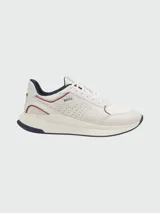 Zapatillas deportivas Boss modelo TTNM EVO, color blanco con detalles en azul marino y rojo. Presentan una combinación de paneles de cuero sintético perforado y malla transpirable, con suela de goma robusta y logo de la marca en el lateral.