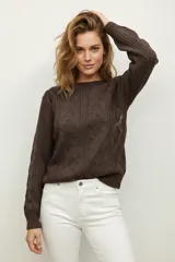 Sweater de punto acrílico color marrón oscuro, con cuello redondo y diseño de punto trenzado en todo el cuerpo y mangas.