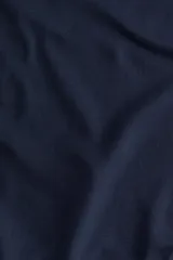 Remera de punto suave, color azul marino, de corte entallado con cuello redondo fino ribeteado, mangas cortas y bajo recto.