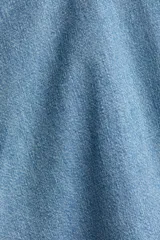 Pollera mini acampanada de denim de algodón rígido, con diseño amplio y fluido.