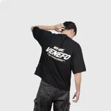 Remera negra de corte oversize con estampa gráfica en la espalda en color crema que incluye el texto 'WE ARE VENEFO' y una frase secundaria. Confeccionada en algodón de alta calidad.