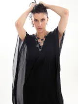 Vestido largo negro de seda con cuello en V y mangas cortas amplias.