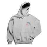 Canguro gris con capucha y bolsillo frontal tipo canguro. Presenta un pequeño estampado en el pecho con un diseño de dinosaurio dentro de un círculo azul y una mancha rosa. Cuenta con una etiqueta de marca en el borde inferior.