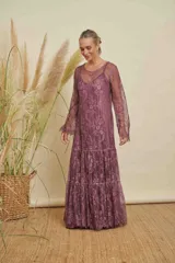 Vestido largo de encaje color uva, con escote redondo, manga larga semi oxford y corte suelto. Incluye solera interior.