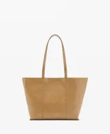 Bolso tipo shopper de tamaño mediano en color camel, con acabado liso y brillante. Cuenta con dos asas de hombro fijas y cierre de botón magnético.