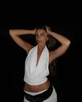 Top blanco con escote halter y espalda descubierta.