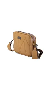 Bandolera de diseño acolchado con costuras geométricas, confeccionada en material sintético color tostado. Cuenta con doble compartimento principal con cierre metálico, bolsillo trasero y correa de cinta ajustable y extraíble.