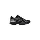 Championes New Balance modelo 1906R, color negro con detalles plateados. Cuenta con capellada de malla transpirable, superposiciones sintéticas y tecnología de amortiguación en la suela.