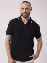 Remera azul con cuello polo y mangas cortas con ribete blanco.