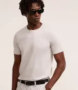 Remera básica de corte slim, confeccionada en algodón de punto medio, con cuello redondo y manga corta. Diseño liso sin estampados, ideal para un estilo versátil y cómodo.