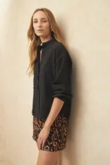 Camisa blanca texturizada de manga larga y cuello mao, con botones de nácar.