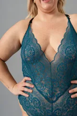 Body de puntilla elastizada color petróleo, con breteles elásticos regulables cruzados en la espalda y broche en la entrepierna con fundillo de algodón.