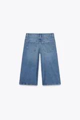Bermuda jorts de denim celeste con efecto lavado, tiro bajo y cinco bolsillos. Cierre frontal con cremallera y botón metálico.