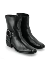 Bota de cuero color negro, de estilo biker con punta cuadrada, taco bajo y cierre lateral interno.