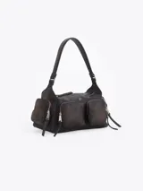 Cartera de hombro confeccionada en cuero vacuno color bordó con acabado desgastado. Presenta múltiples bolsillos exteriores con cierre en el frente, dorso y laterales, herrajes metálicos plateados y logo de la marca aplicado en el frente.