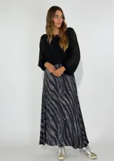 Pollera larga con estampado de cebra en tonos grises y negros.