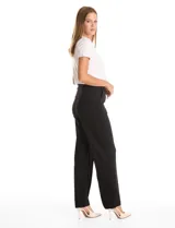 Pantalón de vestir color tostado, de corte recto y tiro alto. Presenta pretina ancha con trabas para cinturón, pinzas frontales y detalle de nervadura central a lo largo de la pierna. Cuenta con bolsillos laterales funcionales y bolsillos traseros simulados.
