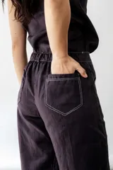 Pantalón wide leg negro de lino, con tiro medio/alto y elástico en la espalda.