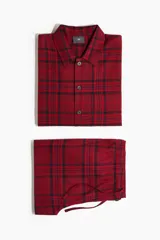 Pijama de dos piezas confeccionado en franela de algodón. Incluye una camisa de manga larga con cuello inglés, botones frontales y bolsillo en el pecho, junto con un pantalón de corte recto con cintura elástica y cordón ajustable.