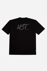 Remera de manga corta en color verde oscuro, confeccionada en tejido con textura tipo waffle. Presenta un diseño minimalista con el logo 'MST.' estampado en tono beige en el pecho y un corte regular con estructura firme.