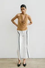 Pantalón de denim blanco con aplique de línea vertical negra en el frente.