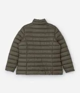 Campera puffer color verde oliva, con cuello alto y cierre frontal.