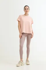 Remera color salmón de corte recto y cuello redondo.