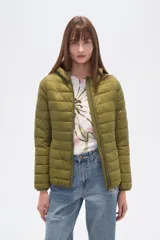 Campera verde militar con capucha, de nylon y corte entallado.