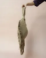 Cartera tipo hobo de gamuza color beige, con diseño amplio y detalle de flecos largos en todo el contorno. Cuenta con un asa superior con pespuntes artesanales y cierre principal.