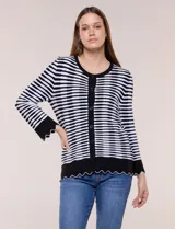 Cardigan de silueta recta confeccionado a rayas horizontales en contraste de negro y blanco, con detalles de calados sutiles y terminaciones onduladas. Cuenta con escote redondo clásico, cartera frontal completa con botones a tono, y mangas largas finalizadas en puños anchos con borde ondulado.