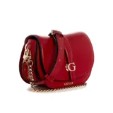 Bandolera Guess modelo Carrie Mini de color rojo, confeccionada en cuero sintético, con herrajes dorados y correa combinada de cadena metálica y tira ajustable. Presenta un diseño estructurado con solapa frontal, detalle de hebilla y el logo metálico de la marca.
