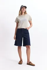 Remera de algodón color beige claro, de manga corta y cuello redondo, con un estampado lineal azul claro que representa la silueta de Venecia.