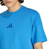 Remera Adidas de corte holgado color azul, con cuello redondo acanalado, mangas cortas y logo de las tres barras bordado al tono en el centro del pecho.