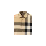 Camisa de manga larga con el clásico estampado a cuadros de Burberry en tonos beige, negro, blanco y rojo, con cierre frontal de botones y cuello camisero.