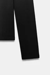 Camiseta de manga larga y cuello redondo, con corte ajustado al cuerpo.