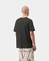 Remera de manga corta Carhartt WIP color negro, de corte clásico y ajuste cómodo, con cuello redondo y un bolsillo aplicado en el pecho que incluye etiqueta con el logo de la marca.