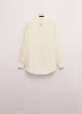 Camisa de seda 100% color marfil, de corte recto, con cuello camisero clásico y cierre frontal de botones ocultos.