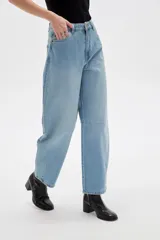 Pantalón jean de tiro alto, corte ancho y diseño relajado, color azul claro.