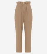 Pantalón carrot color beige confeccionado en viscosa, con cierre delantero en cremallera y cintura elástica.
