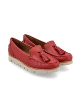 Mocasines de cuero graneado rojo con detalles de flecos y borlas en el empeine, sobre suela de EVA ultraliviana en color beige.