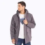Campera parka color gris topo, con capucha y cuello alto. Posee cierre frontal con cremallera, múltiples bolsillos con solapa y ajuste en la cintura. Fabricada con poliéster reciclado y membrana impermeable y transpirable Membrane 5Kx5K y Brane.