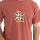 Remera Rhythm de manga corta, color terracota, con cuello redondo y diseño estampado en el centro del pecho.