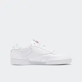 Championes Reebok Club C 85 de cuero blanco con detalles en rojo y suela de goma.